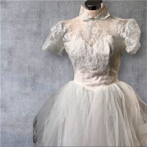 Vintage Lace Tulle Wedding Dress with Arm Gloves and Hair Veil